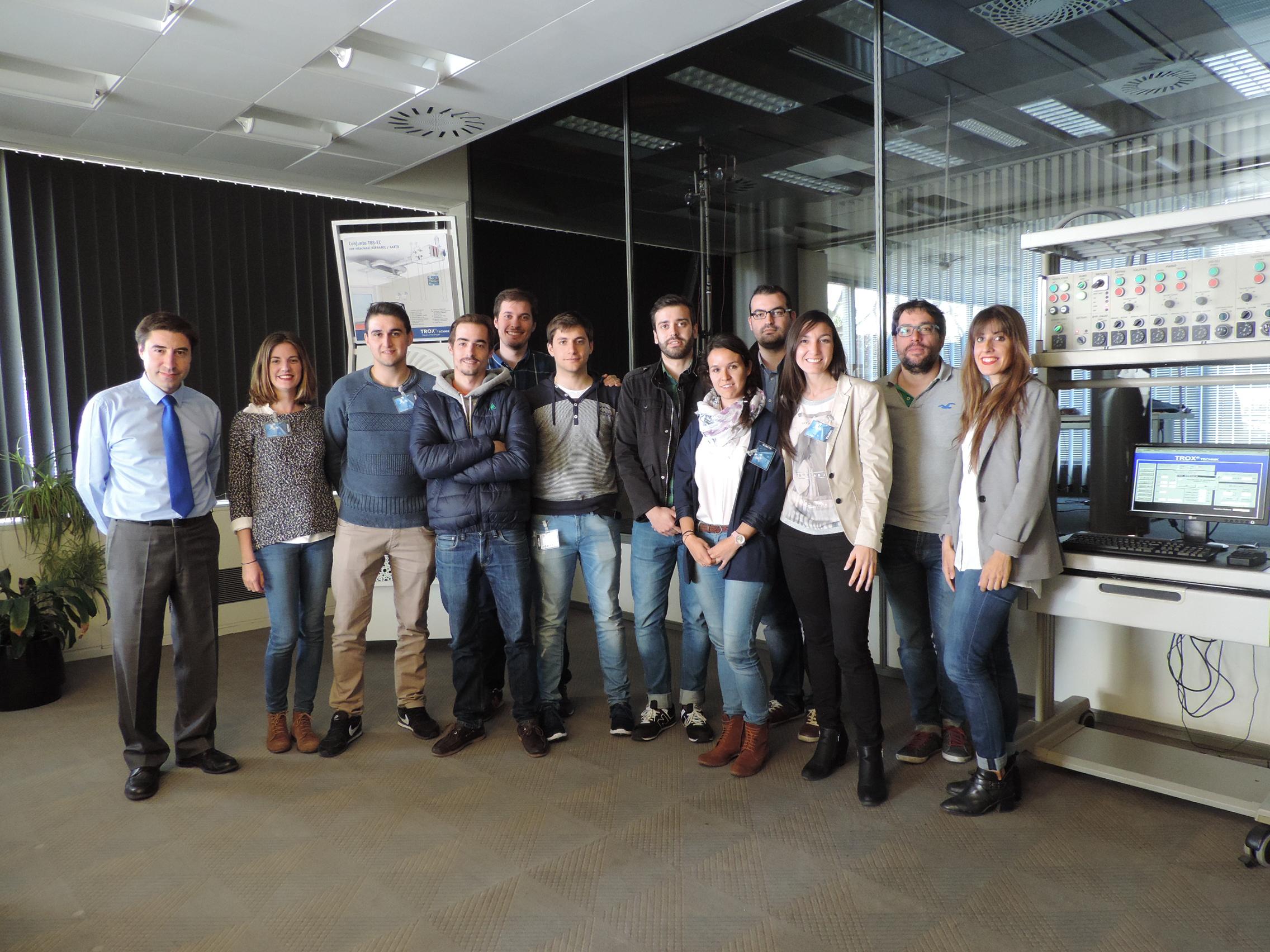 Alumnos de IDESIE particiando en la Prueba de Ensayo de los Laboratorios de TROX España